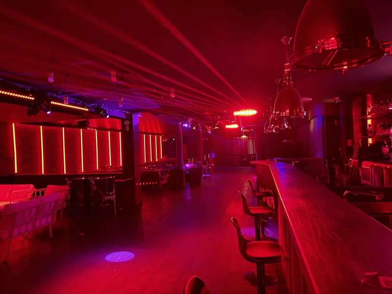 Bar du Maya Klub et lumières rouges