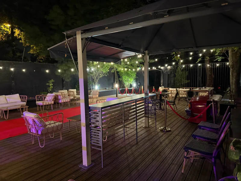 Bar sous barnum et salons d'extérieur sur la terrasse de Maya